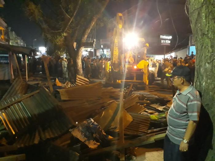Ini Tindakan Tegas Tim Gabungan, 10 Lapak PK5 dan 3 Papan Reklame Rubuh