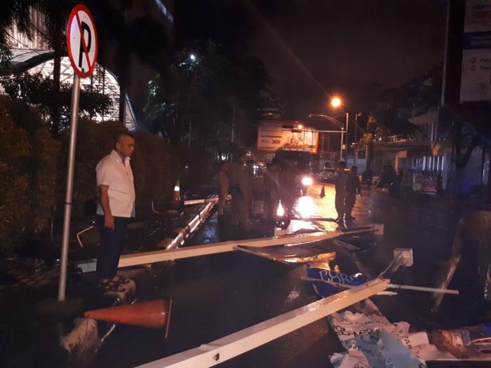 Kecuali Bando di Jl Diponegoro, 34 Papan Reklame Bermasalah Dibabat