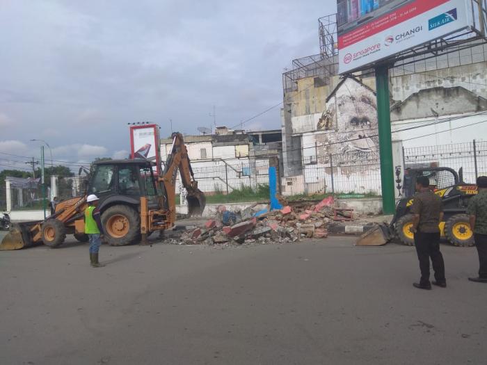 Tim Gabungan Bongkar Bangunan Dianggap Liar di Medan Barat
