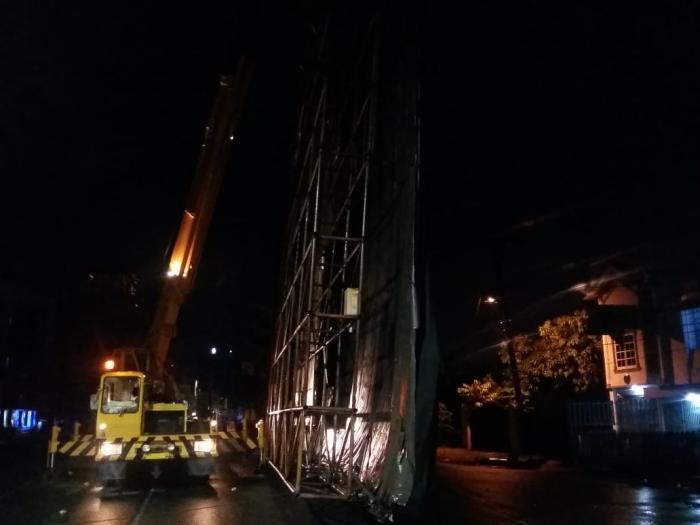 Papan Reklame Bermasalah Di Jalan Kapten Maulana Lubis Ditumbangkan