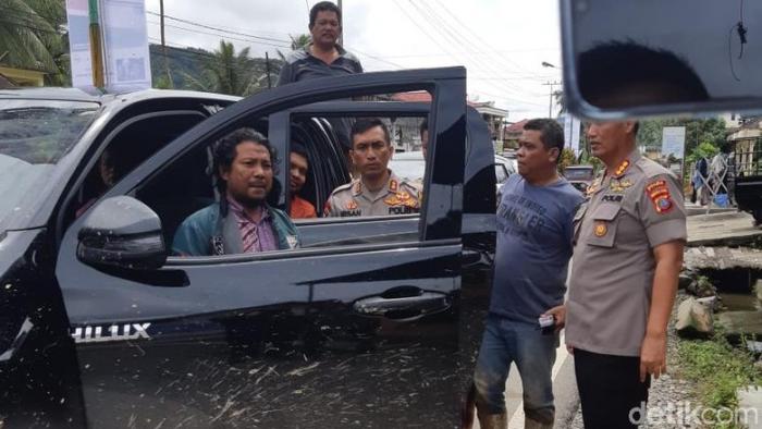 Mobil Kadis Sosial Mandailing Natal, Taufik Lubis Diterjang Banjir Bandang