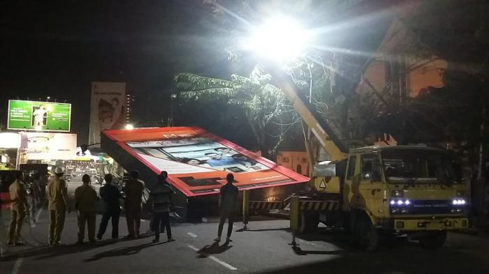 Katanya Bermasalah, 9 Unit Papan Reklame Ini Dibongkar