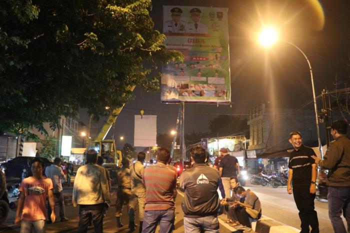 7 Papan Reklame Bermasalah Tumbang
