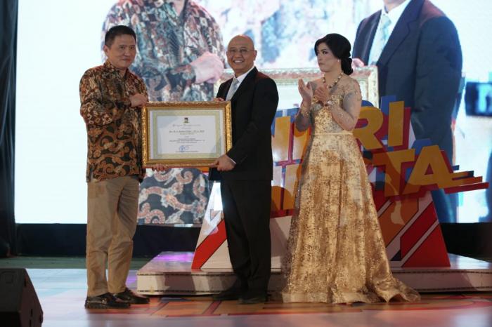 Unpri Beri Wali Kota Penghargaan Sebagai Tokoh Peduli Pendidikan