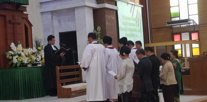 Pendeta Resort HKBP Tanjung Sari Medan Lantik 5 Sintua Baru