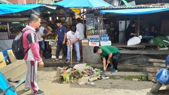 Dinas Perdagangan Sidimpuan Gotong Royong Bersihkan Pasar
