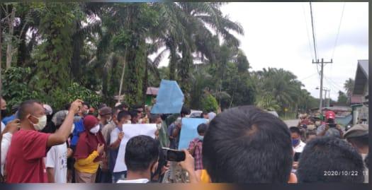 Diduga Sewenang-wenang Atas Jabatan, Pjs Kades Binanga Dua Di Demo Warga