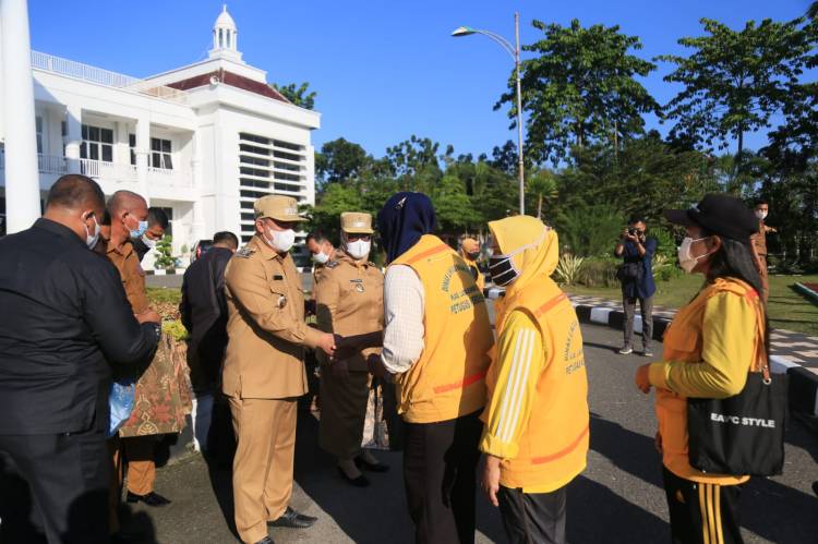 Bupati dan Wakil Bupati Labuhanbatu Sapa Petugas Kebersihan