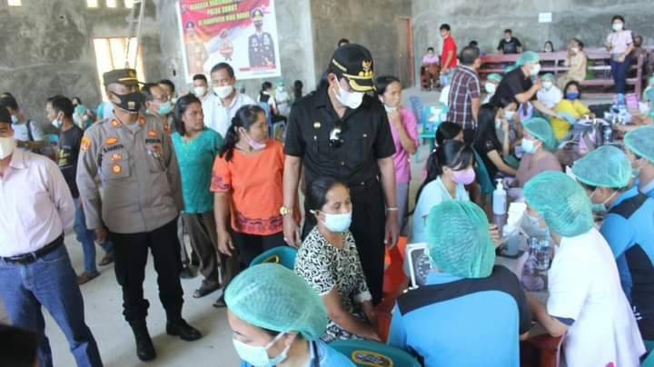 Khenoki Waruwu Monitoring Pelaksanaan Vaksinasi Massal di Desa Lologolu Nias Barat