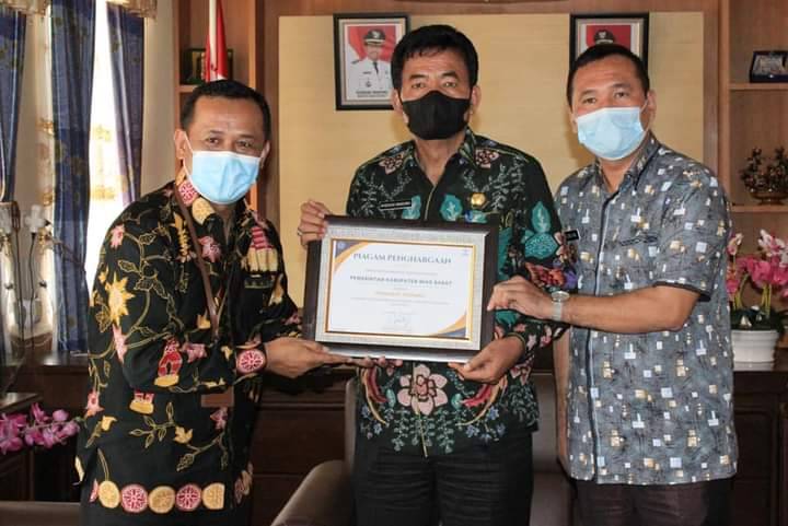 Pemerintah Kabupaten Nias Barat Terima Penghargaan sebagai Penyalur BLT Dana Desa Tahun 2021 Tercepat di Kepulauan Nias