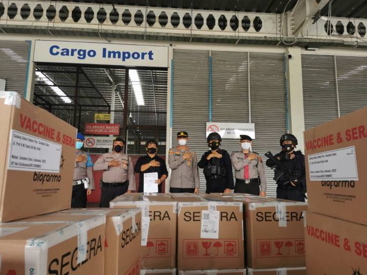 Brimob Polda Sumut Kawal Pendistribusian 159.000 Dosis Vaksin Coronavac Menuju Dinkes Provsu