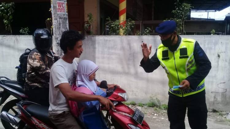 Brimob Polda Sumut Bersama Unsur Terkait Bagikan Masker Kepada Masyarakat