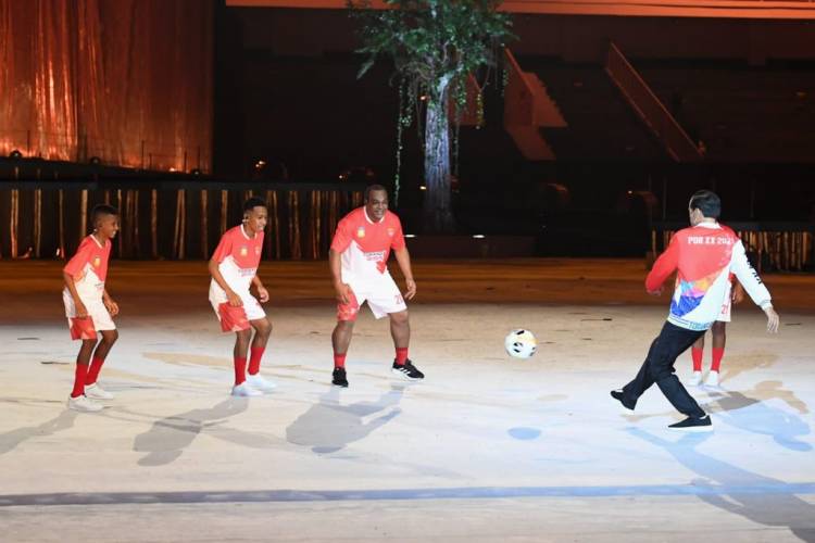 Aksi Presiden Main Bola Warnai Pembukaan PON XX Papua