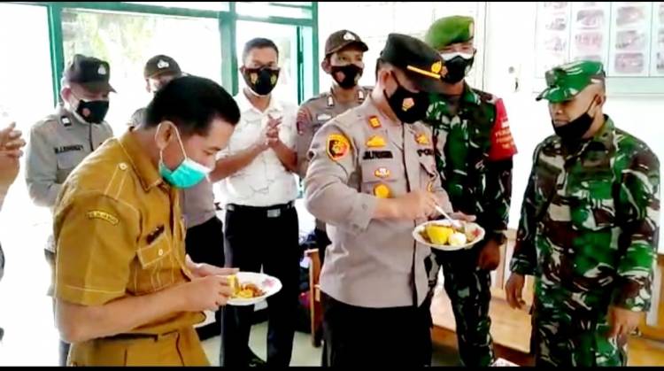 HUT TNI Ke-76, Kapolsek Marbau Bawa Nasi Tumpeng Kepada Danramil 06