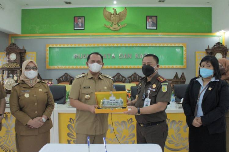 Bupati Labuhanbatu Sepakati Penanganan Hukum Bidang Perdata dan Tata Usaha Negara Bersama Kajari Labuhanbatu