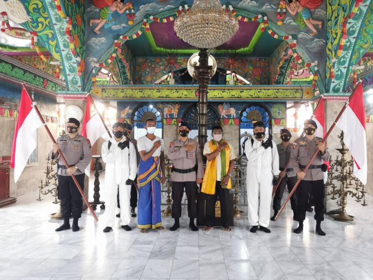 Brimob Polda Sumut Lakukan Penyemprotan Disinfektan di Kuil Shri Mariamman Medan