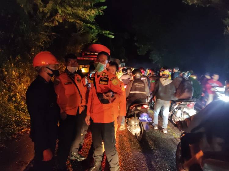 Brimob Polda Sumut Bantu Proses Evakuasi di Lokasi Longsor PDAM Tirtanadi Sibolangit
