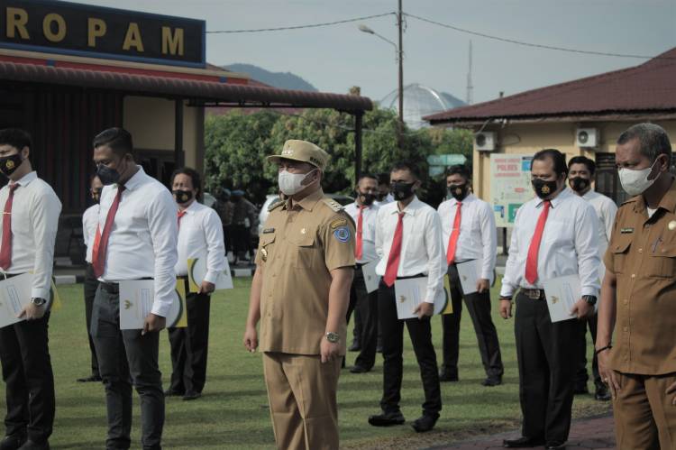 Bupati Labuhanbatu Memberikan Penghargaan Kepada Personil Polres Labuhanbatu
