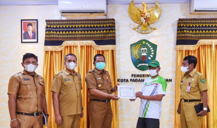 Walikota Sidimpuan Berikan Tali Asih Atlet Catur Ikuti Peparnas
