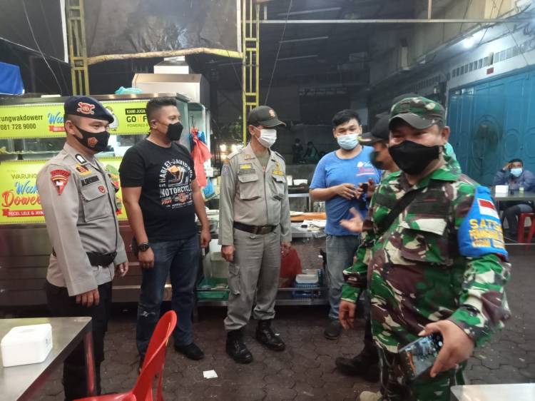 Disiplin Protokol Kesehatan, Brimob Polda Sumut Rutin Laksanakan Operasi Yustisi di Malam Hari