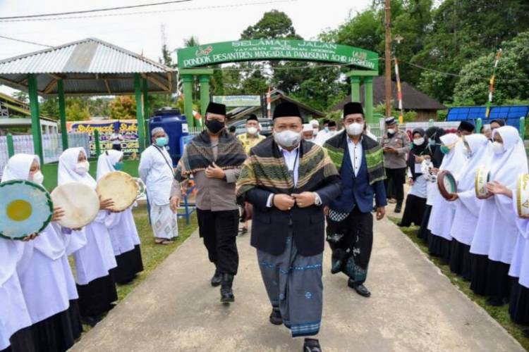 Bupati Tapsel : Santri Miliki Andil Pertahankan Kemerdekaan Dan Wujudkan Pembangunan