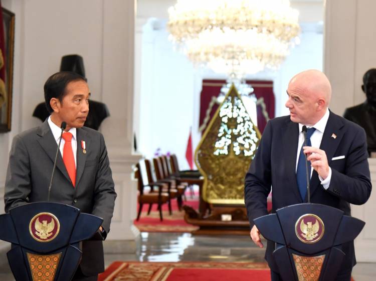 Presiden Jokowi Sambut Kunjungan Presiden FIFA di Istana Merdeka