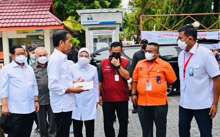 Serahkan Bansos di Kantor Pos Balikpapan, Presiden: Bisa Dibelikan untuk Gizi Anak