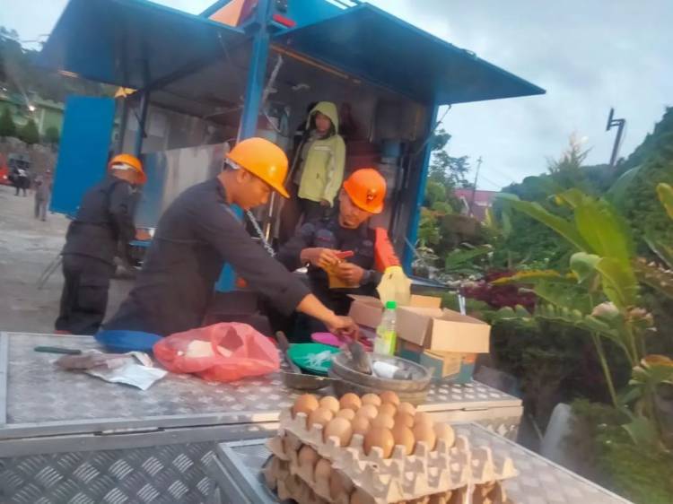 Personil Brimob Polda Sumut Dirikan Dapur Lapangan di Tapanuli Utara