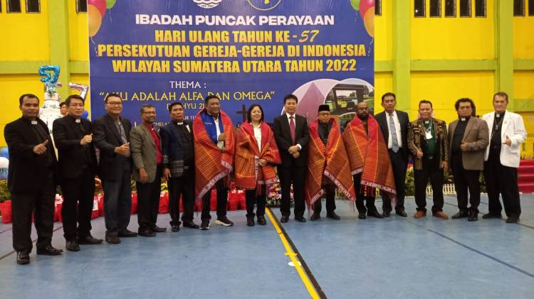 HUT ke-57 Sukses, Ketua PGIW Sumut Pdt Vicktor Tinambunan Ulosi Panitia dan Undangan