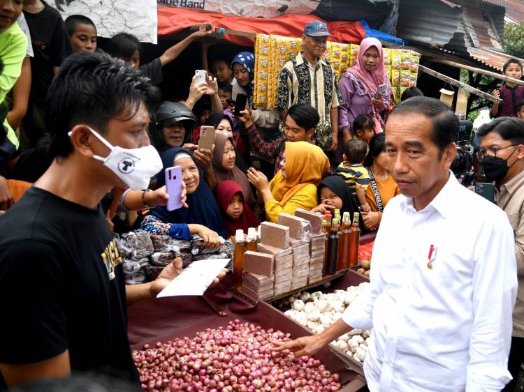 Serahkan Bansos di Pasar Toboali Bangka Selatan, Presiden: Gunakan untuk Penuhi Gizi Anak