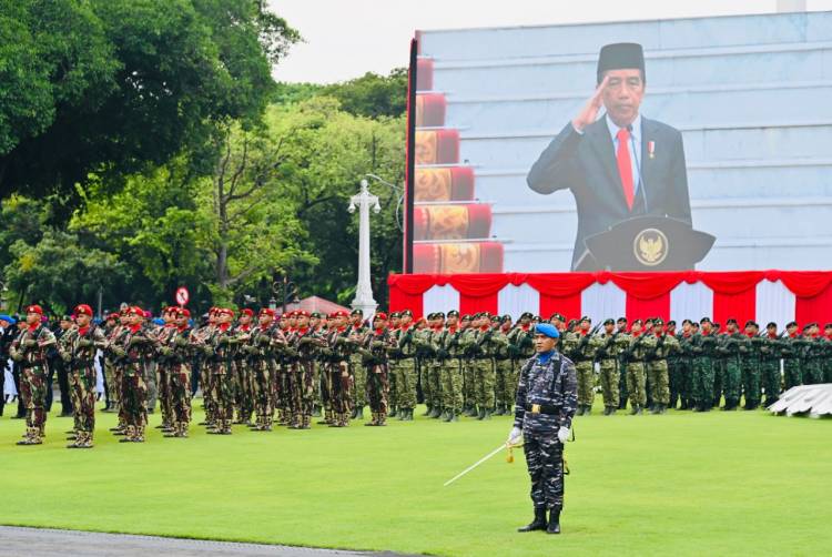 Presiden Jokowi Pimpin Upacara Peringatan ke-77 Hari TNI