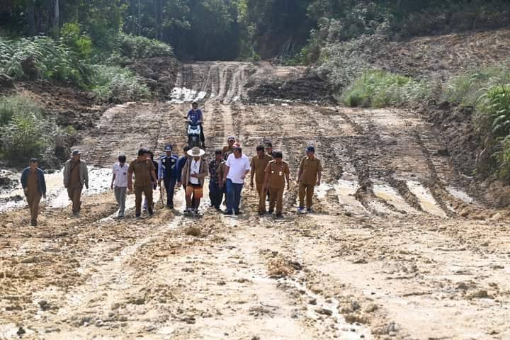 Bupati Humbahas Tinjau Pembangunan Jalan Akses Food Estate Dan TSTH