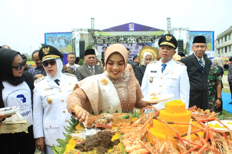 Perayaan HUT Pemkab Labuhanbatu ke-78, Mesranya Lirikan Bupati Erick ke Istri