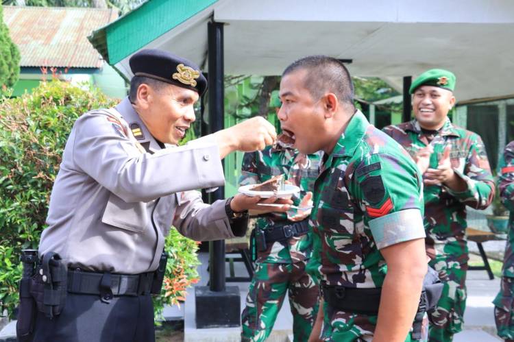 Polres Labuhanbatu Beri Kejutan Kue Ulang Tahun untuk Kompi Senapan C Yonif 126/KC di HUT TNI ke-80