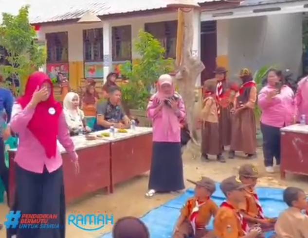 Inovasi SERUMPUN SD Negeri 15 Rantau Selatan Raih Support Lintas Sektor: Dinas PPPA Turut Serahkan Hasil Pengumpulan "Sedekah Segenggam Beras"
