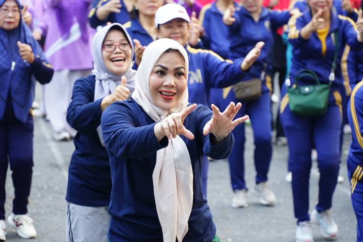 Terapkan Pola Hidup Sehat, Bupati Labuhanbatu Ikuti Senam Sehat Bersama Lansia
