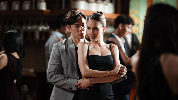 WeTV Rilis Teaser Sleeping with the Enemy, Cinta Laura Kiehl Kembali dengan Identitas Baru demi Balas Dendam