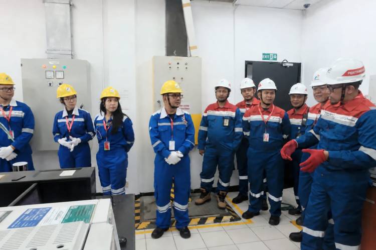 Peserta 'Touring to Mandalika' Lihat Proses Produksi dan Uji Kualitas BBM di Kilang Balongan