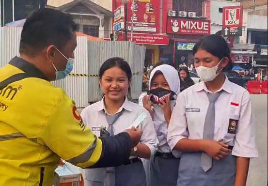 Wujud Kepedulian Kebakaran Hutan dan Lahan, Maxim Bagikan 500 Masker Gratis untuk Masyarakat Balige