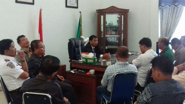 Wakil Bupati Humbahas SP Simamora Terima Pengusaha Kayu dan PT TPL