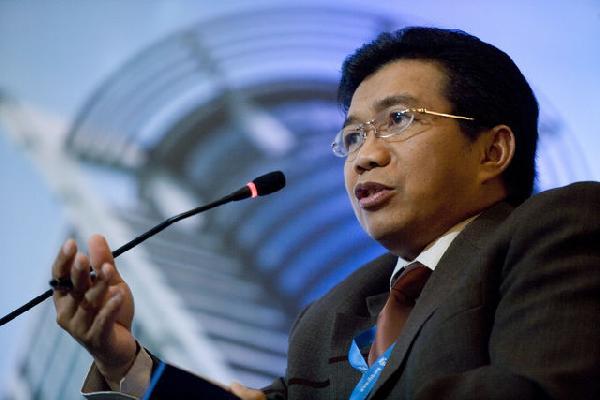 Ketua Dewan Komisioner OJK Muliaman D Hadad Terima Anugerah Media Humas 2016