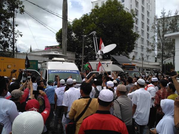 Massa Usir Salah Satu Mobil Media dari Komplek Masjid Agung Medan