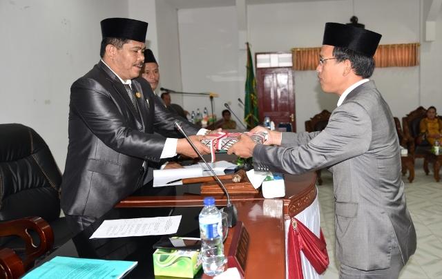 Bupati Humbahas Dosmar Banjarnahor Sampaikan Nota Pengantar P-APBD 2016