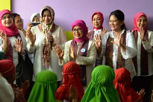 Kunjungi Sumut, Iriana Jokowi Menortor Bersama Anak-anak PAUD