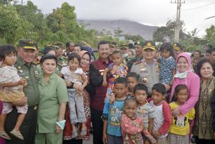 Tinjau Penjagaan Zona Merah Sinabung, Gubernur : Masyarakat Harus Tetap Waspada