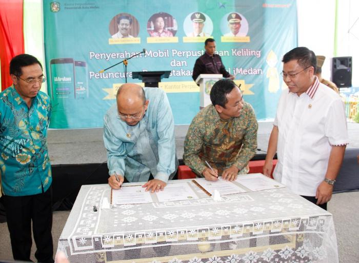 Disaksikan Sofyan Tan, Dedi Djunaidi Serahkan Mobil Perpustakaan Keliling ke Dzulmi Eldin