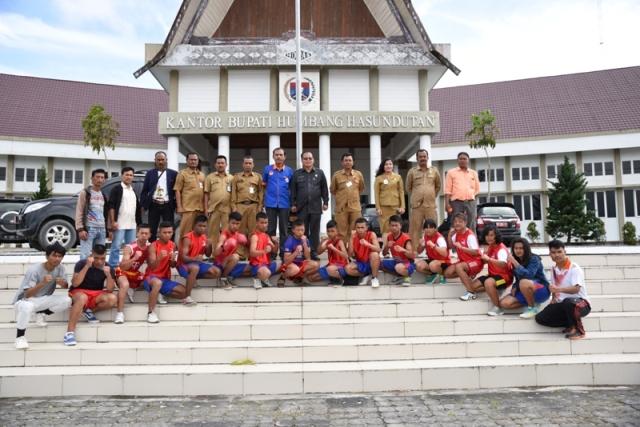Sekdakab Humbahas Berangkatkan Atlet Wushu mengikuti Kejurda Wushu Sumut