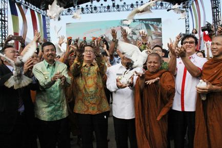Menteri Agama dan Gubernur Sumut Buka Doa dan Donor Darah Bersama Umat Buddha Nusantara