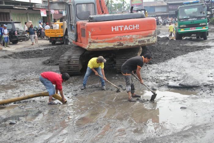 Setelah Resahkan Warga, Pemko Medan Timbun Kubangan Jalan Titi Pahlawan Simpang Kantor