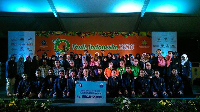 Alumni Serahkan Beasiswa Rp 500 Juta Bagi Mahasiswa IPB  